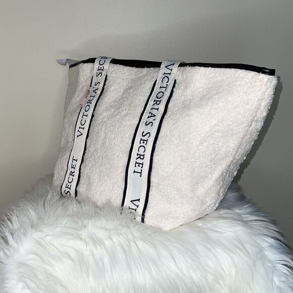Victoria's Secret Cozy Plush Fleece Tote Zipper Off White Zip Closure NWT - Picture 5 of 13